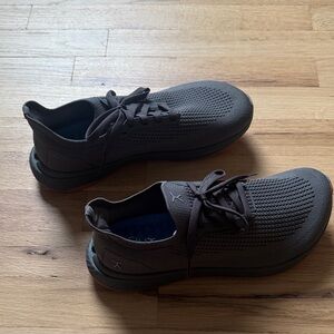 Women’s flux adapt runner size 9.5 grey gum NWT